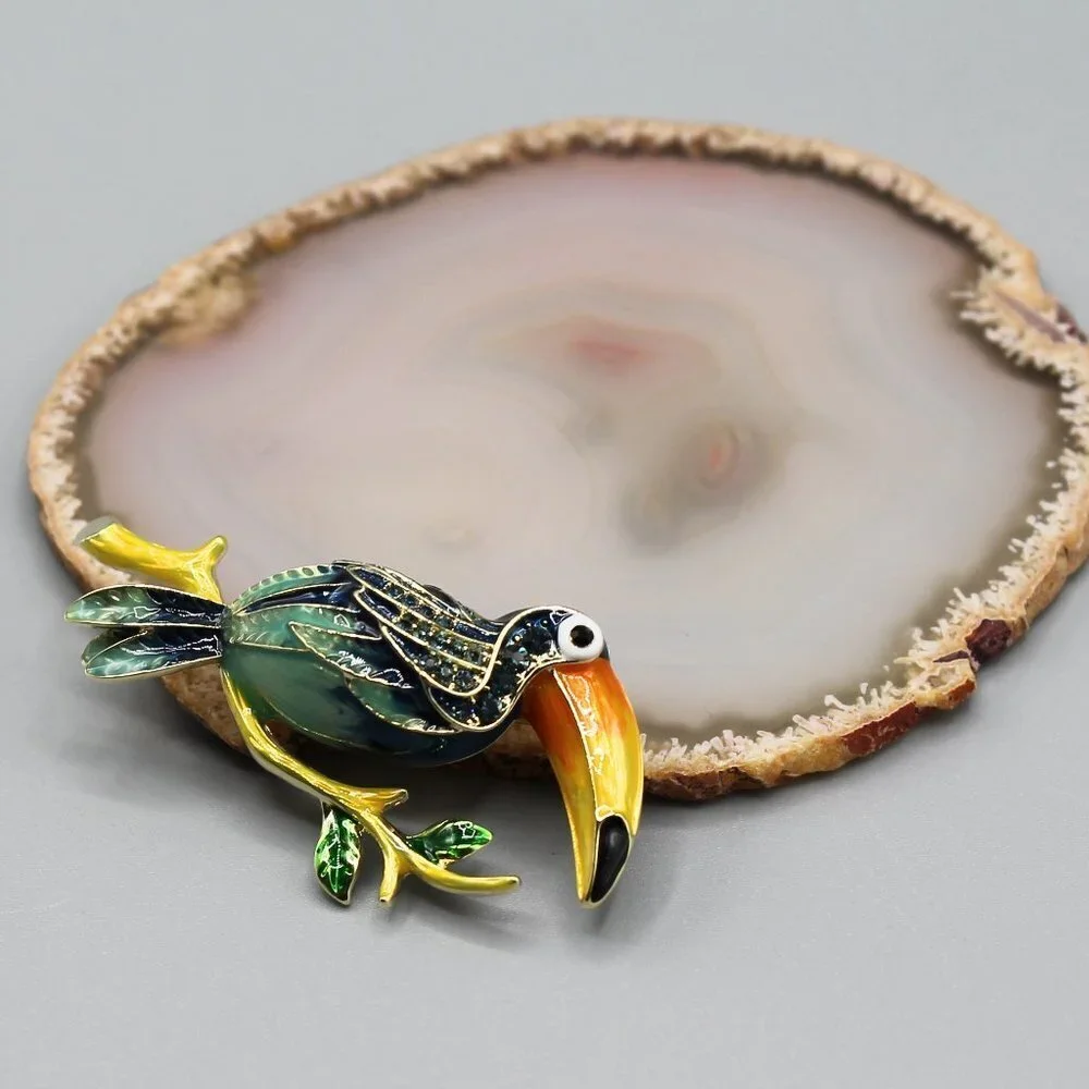 Jewelry pin brooch toucan tropical animal colorful gold tone fashion new